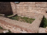 04435 ostia - regio i - insula xiv - terme del bagnino buticosus (i,xiv,8) - raum li neben raum (11) - via del tempio di ercole - nordostecke - 09-2023.jpg